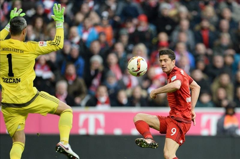 El delantero del Bayern Múnich Robert Lewandowski (d) trata de superar al portero del  Ingolstadt Ramazan Ozcan durante el partido de la Bundesliga que han jugado Bayern Múnich y FC Ingolstadt, en Múnich, Alemania. EFE/EPA