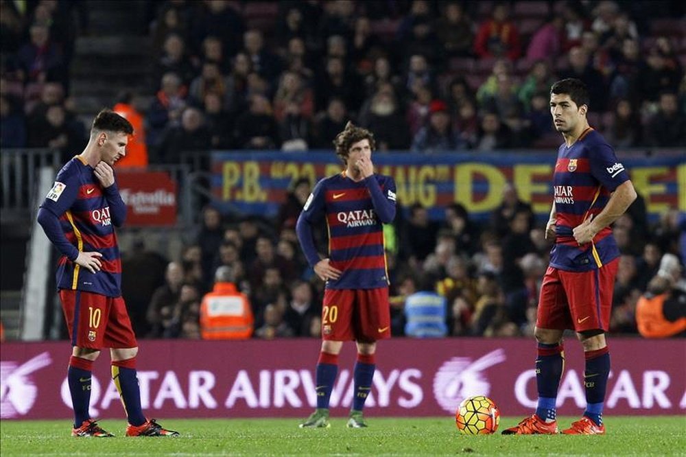 Los jugadores del FC Barcelona Loe Messi (i) Sergi Roberto (c) y Luis Suárez (d) muestran su decepción después de empatar 2-2 el RC Deportivo el partido correspondiente a la decimoquinta jornada de la Liga de primera división disputado en el Camp Nou. EFE