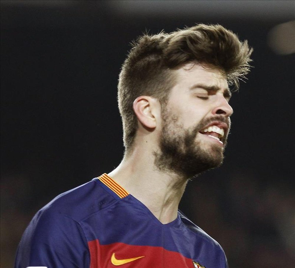 El defensa del FC Barcelona Gerard Piqué se lamenta de una ocasión perdida durante el encuentro ante el RC Deportivo de La Coruña correspondiente a la decimoquinta jornada de la Liga de primera división disputado en el Camp Nou. EFE