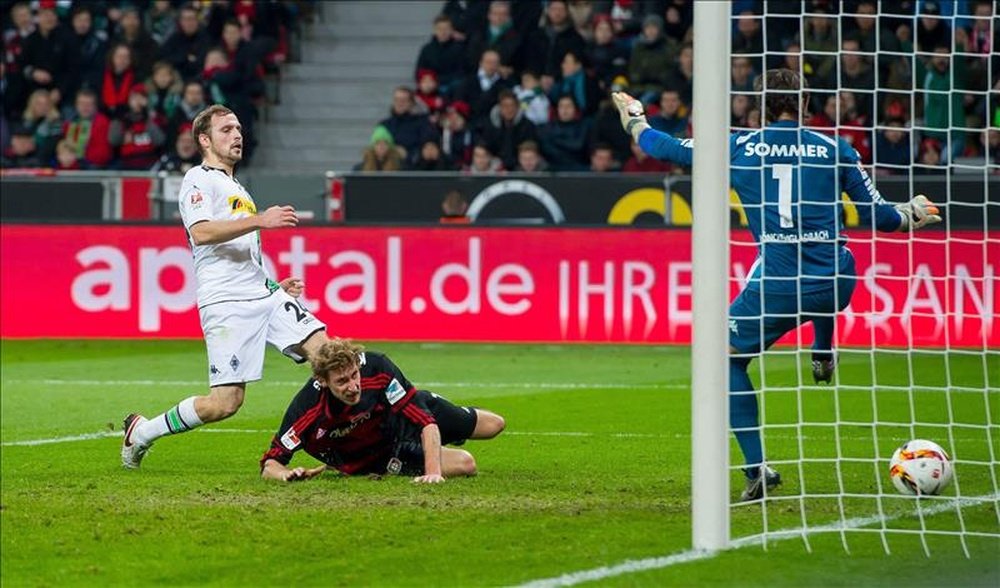 El delantero del Leverkusen Stefan Kiessling (c) cabecea un balón en el primer gol del partido de la Bundesliga que han jugado Bayer Leverkusen y Borussia Moenchengladbach en el BayArena de Leverkusen, Alemania. EFE/EPA