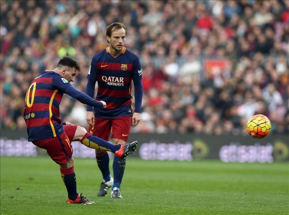 El delantero argentino del FC Barcelona Leo Messi (i) lanza para marcar gol ante el Deportivo durante el partido de la decimoquinta jornada de la Liga de Primera División que se jugó en el Camp Nou de Barcelona. EFE