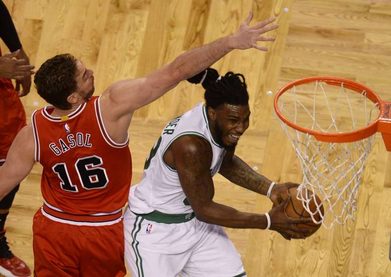 El pívot español de los Chicago Bulls Pau Gasol (i) ante el alero de los Boston Celtics Jae Crowder, el pasado miércoles. EFE