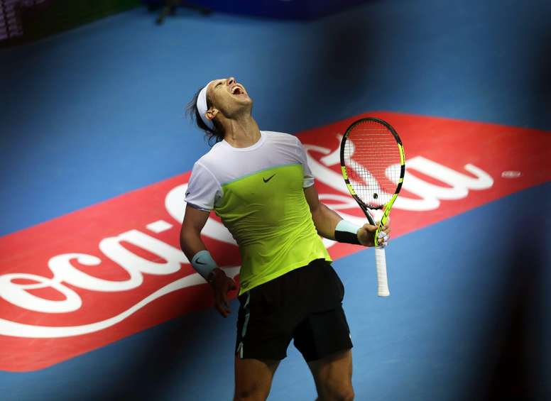El tenista español Rafael Nadal, del equipo Indian Aces, celebra una buena jugada ante el canadiense Milos Raonic, de los Philippine Maverics, durante la segunda vuelta de la Premier League Internacional de Tenis (IPTL) en el pabellón Mall of Asia Arena de Manila (Filipinas). EFE