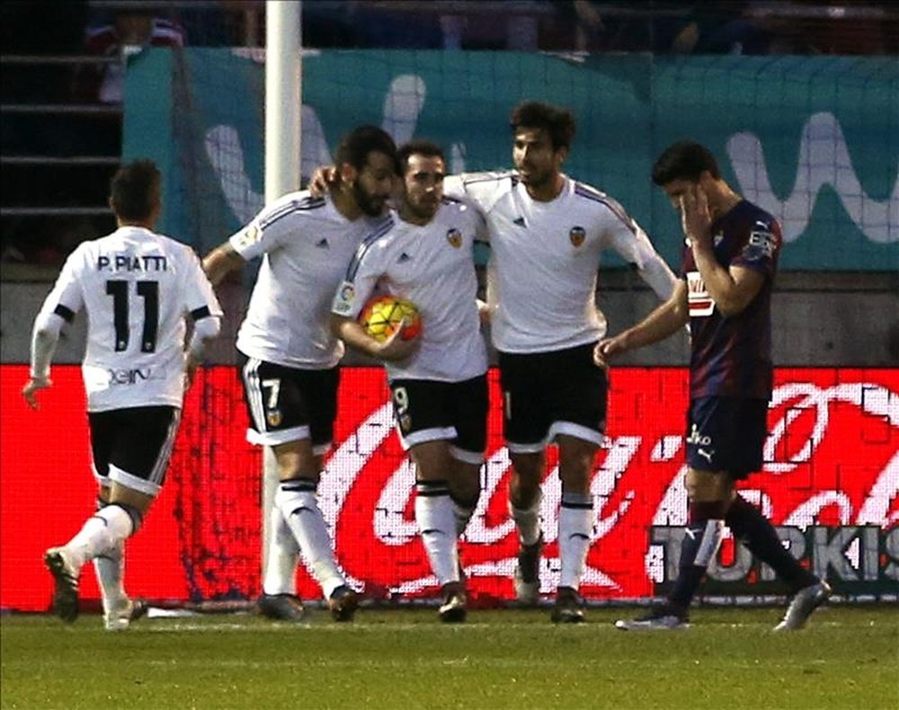Los jugadores del Valencia celebran el gol del empate ante el Eibar, durante el partido de la decimoquinta jornada de Liga que disputaron en el estadio Ipurua de la localidad guipuzcoana de Eibar. EFE