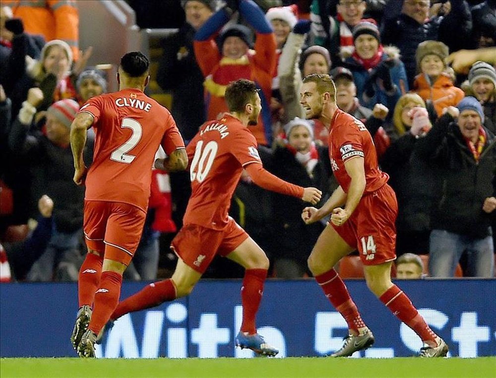 El jugador del Liverpool Jordan Henderson (d) es felicitado por su compañero Adam Lallanaen Anfield, Liverpool, Reino Unido. EFE/EPA