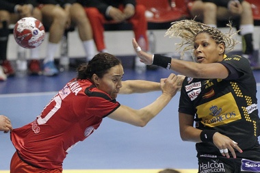 La jugadora Stine Oftedal (i) de Noruega disputa el balón con Katarina Bulatovic (d) de Montenegro. EFE/Archivo