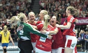 Los jugadores de Dinamarca celebran su triunfo sobre Suecia en los octavos de final del Mundial de balonmano jugado en Herning, Dinamarca. Dinamarca ganó 26-19.) EFE/EPA