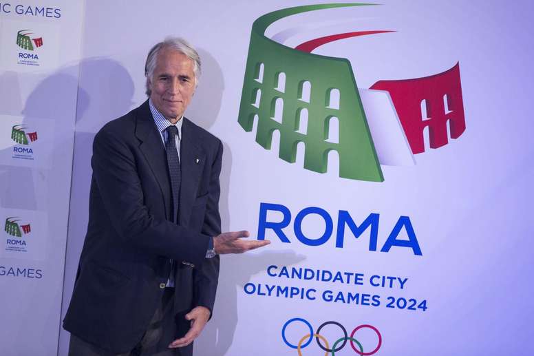 El presidente del Comité Olímpico Italiano, Giovanni Malago, presentan el logo de la candidatura de Roma para los Juegos Olímpicos de 2024 en el Palazzetto dello Sport en Roma (Italia) hoy, 14 de diciembre de 2015. EFE