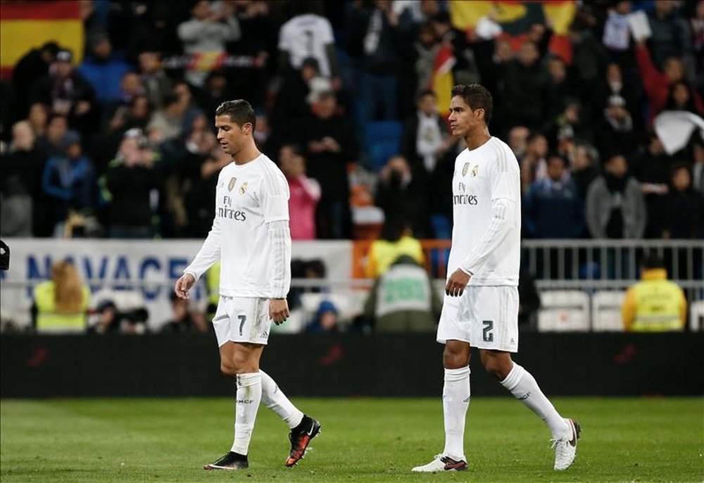El delantero portugués del Real Madrid Cristiano Ronaldo (i) y el francés Raphael Varane. EFE/Archivo 