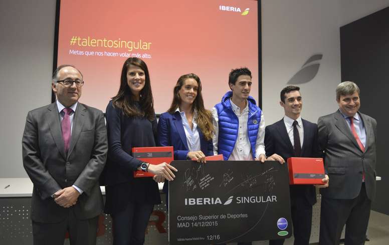 Fotografía facilitada por Iberia de los deportistas Javier Fernández (2d), Ona Carbonell (3i), Ruth Beitia (2i), y Joel González (3d), junto al presidente del Consejo Superior de Deportes (CSD), Miguel Cardenal (d), y el de Iberia, Luis Gallego (i), durante el acto en el que han recibido este lunes en Madrid la tarjeta Iberia Plus Singular, que les permitirá disfrutar de mejores condiciones en sus viajes. EFE
