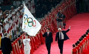 El Gobierno chino encomendó hoy a Guo Jinlong (izq), quien fue alcalde de Pekín durante los Juegos Olímpicos de 2008, la presidencia del comité organizador de los JJOO de Invierno de 2022. EFE/Archivo