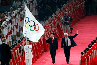 El Gobierno chino encomendó hoy a Guo Jinlong (izq), quien fue alcalde de Pekín durante los Juegos Olímpicos de 2008, la presidencia del comité organizador de los JJOO de Invierno de 2022. EFE/Archivo