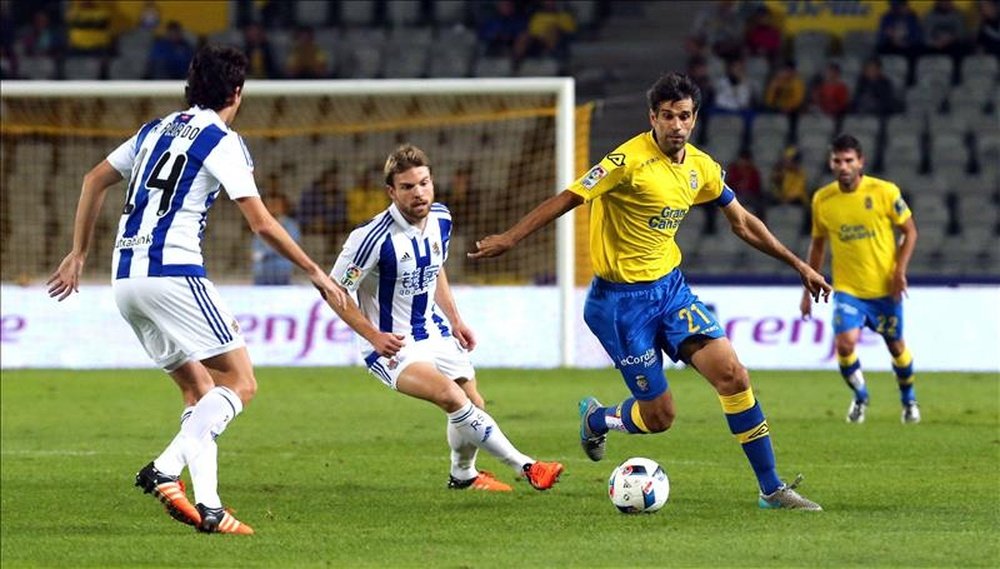 El centrocampista de la UD Las Palmas, Juán Carlos Valerón (d), conduce el balón ante el jugador de la Real Sociedad, Asier Illarramendi (2i), durante el encuentro de ida de los dieciseisavos de final de la Copa del Rey, que disputaron en el Estadio Gran Canaria de Las Palmas. EFE/Archivo
