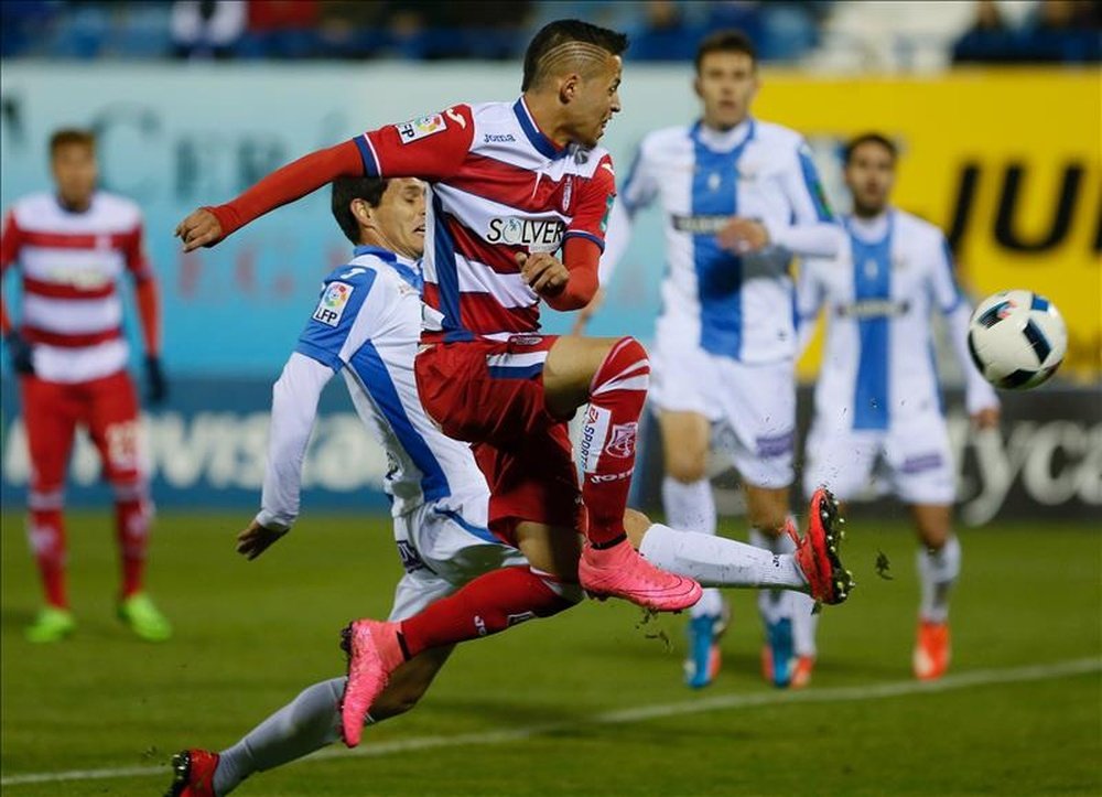 El centrocampista del Leganés César Soriano (i) y el delantero uruguayo del Granada Nicolás Federico López Alonso, durante el partido de ida de dieciseisavos de la Copa del Rey que disputan en el estadio de Butarque, en Leganés. EFE