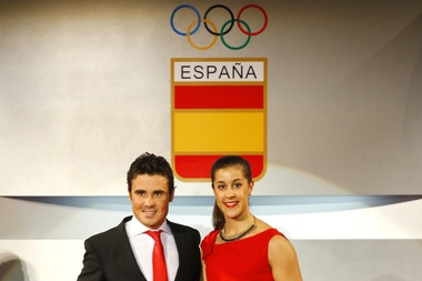 El triatleta Javier Gómez Noya y la jugadora de bádminton Carolina Marín posan con el premio deportista destacado 2015 durante la gala anual del Comité Olímpico Español (COE) en Madrid. EFE/J.P.GANDUL