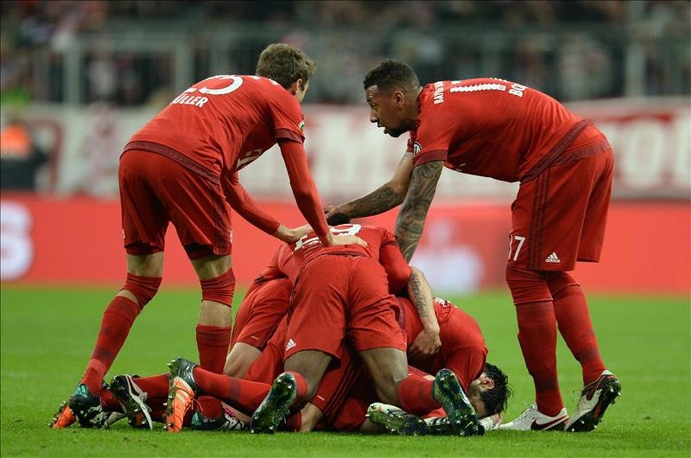 Xabi Alonso (c) del Bayern Munich celebra su gol ante el Darmstadt con sus compañeros durante un partido de la Copa Alemana en el Allianz Arena de Múnich (Alemania). EFE