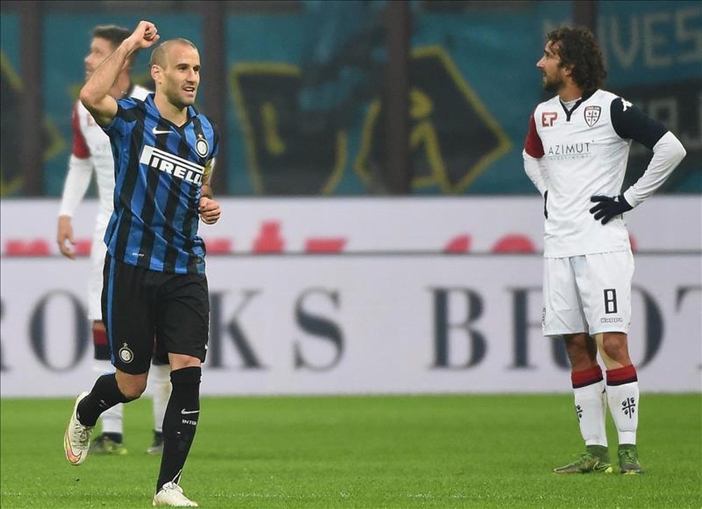El jugador del Inter de Milán, el argentino Rodrigo Palacio (i), celebra un gol ante el Cagliari durante el juego de la Copa Italia que se disputó en el estadio Giuseppe Meazza de Milán, Italia. EFE