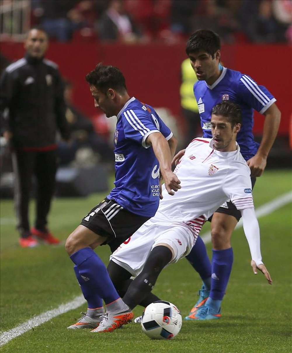 El defensa del Sevilla Sergio Escudero (d) disputa un balón con Álvaro González (i), del Logroñés, durante el partido de dieciseisavos de final de la Copa del Rey que se jugó en el estadio Sanchez Pizjuan. EFE