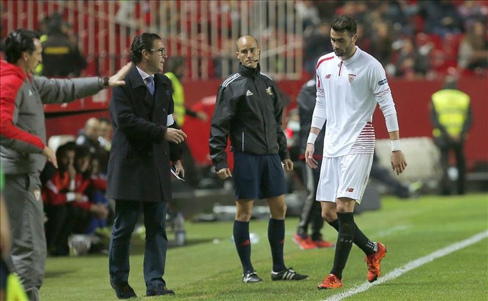 El centrocampista del Sevilla Vicente Iborra (d) es expulsado por roja directa, durante el encuentro correspondiente a la vuelta de los dieciseisavos de final de la Copa del Rey que Sevilla y Logroñés disputaron en el estadio Ramón Sánchez Pizjuán, en Sevilla. EFE