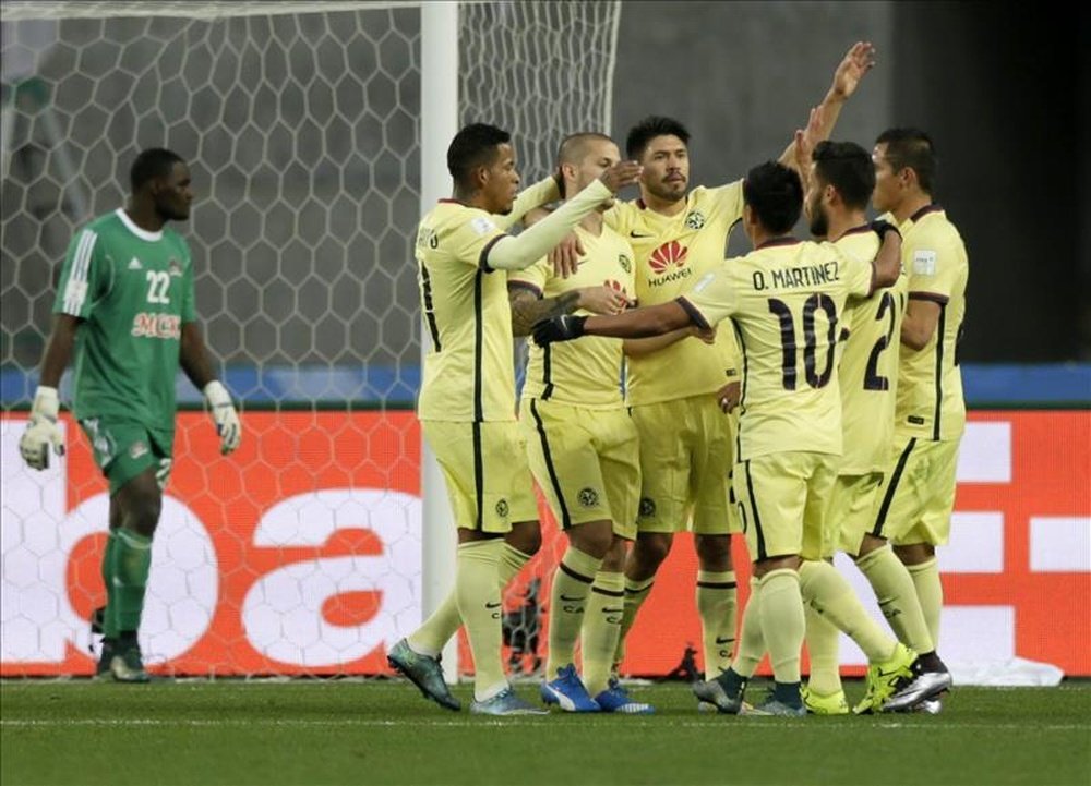 Los futbolistas del América mexicano celebran después que su compañero Dario Benedetto (3 izq) marcara el primer gol del equipo contra el Mazembe en el partido por el quinto puesto del Mundial de Clubes 2015 en Osaka (Japón) hoy, 16 de diciembre de 2015. EFE