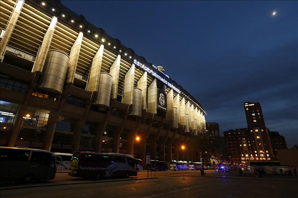 Ambiente que presenta el estadio Santiago Bernabéu de Madrid al no disputarse el encuentro de vuelta de dieciseisavos de final de la Copa del Rey entre el Real Madrid y el Cádiz. EFE