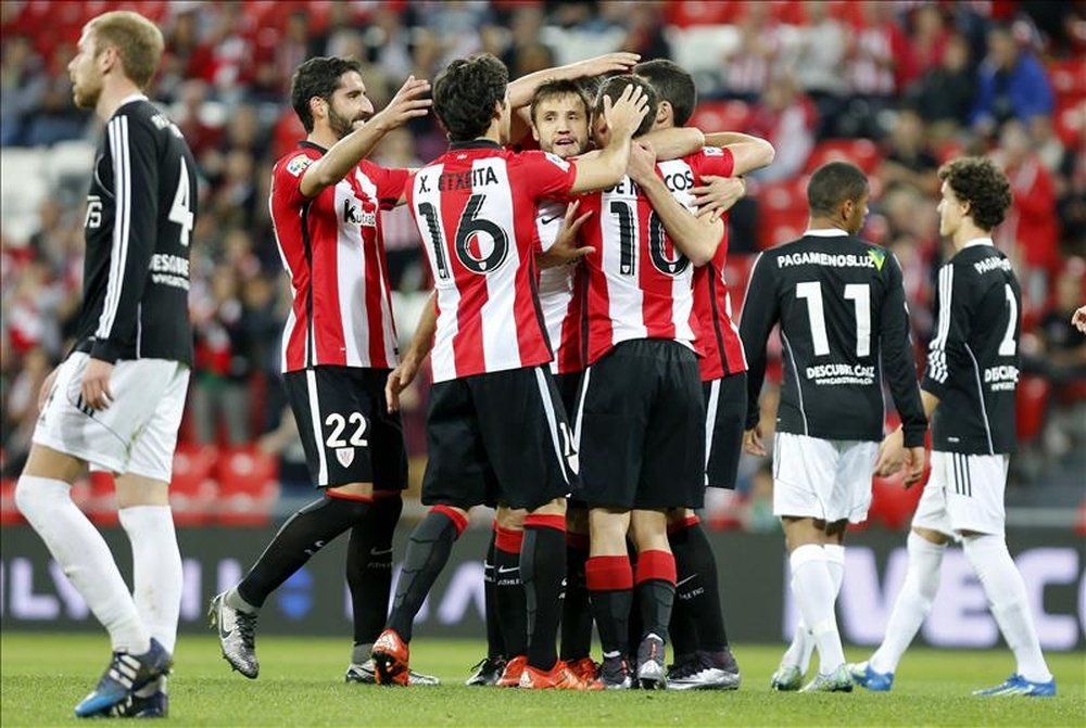 Los jugadores del Athletic de Bilbao celebran el gol de Óscar De Marcos (10) ante el RB Linense, durante el partido de vuelta de dieciseisavos de final de la Copa del Rey disputado en San Mamés. EFE