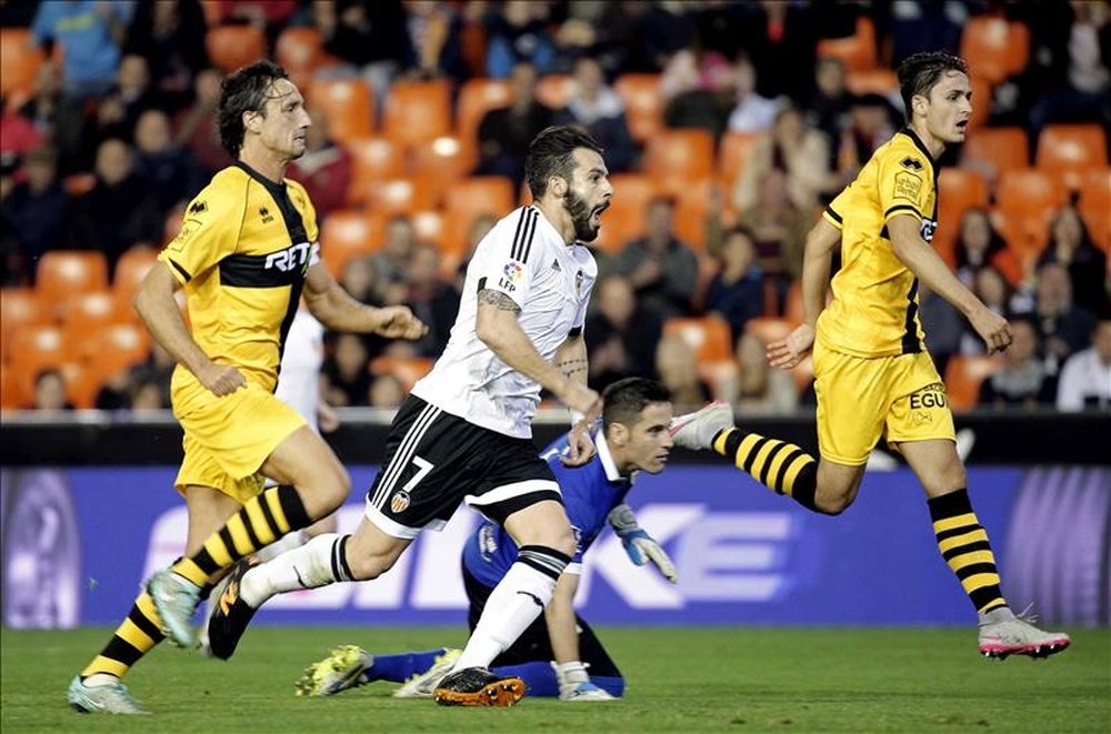 El jugador del Valencia CF, Álvaro Negredo (c), marca el segundo gol de su equipo ante el Barakaldo CF, durante el partido de vuelta de dieciseisavos de final de la Copa del Rey jugado  en el estadio de Mestalla. EFE