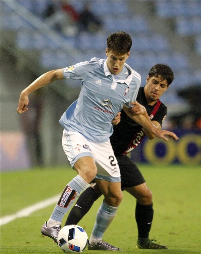 El defensa del Celta de Vigo Diego Alende (i) pugna por un balón con Adrián, de la UD Almería. EFE