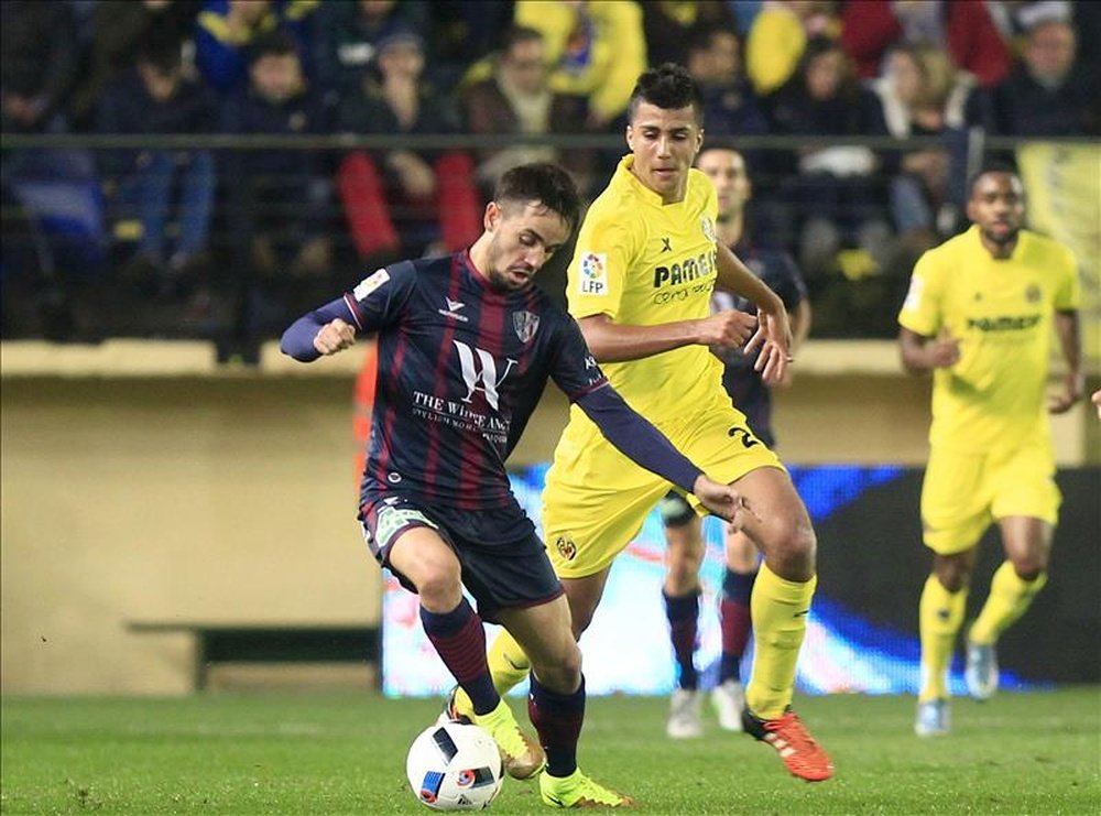 El futbolista del Villarreal, Rodri (d), pugna un balón con el centrocampista del S.D Huesca, Tyronne Gustavo, durante el partido de vuelta de dieciseisavos de final de la Copa del Rey disputado en el estadio del Madrigal. EFE