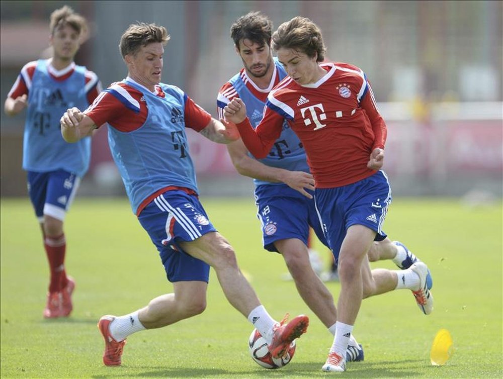 Los jugadores del Bayern Múnich Javi Martinez (centro), Tobias Schweinsteiger (izda) y Gianluca Gaudino (dcha) durante un entrenamiento. EFE/Archivo