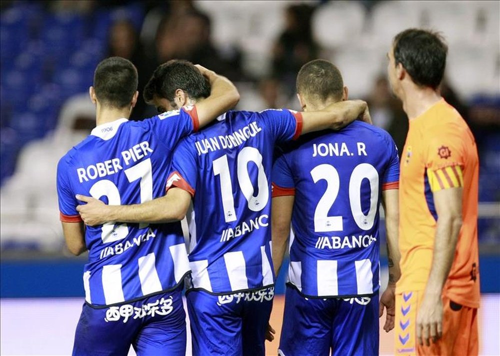 Los jugadores del Deportivo de La Coruña felicitan a Juan Domínguez (2-i) tras marcar ante el Llagostera, durante el partido de vuelta de los dieciseisavos de final de la Copa del Rey disputado en el estadio de Riazor, en A Coruña. EFE/Archivo