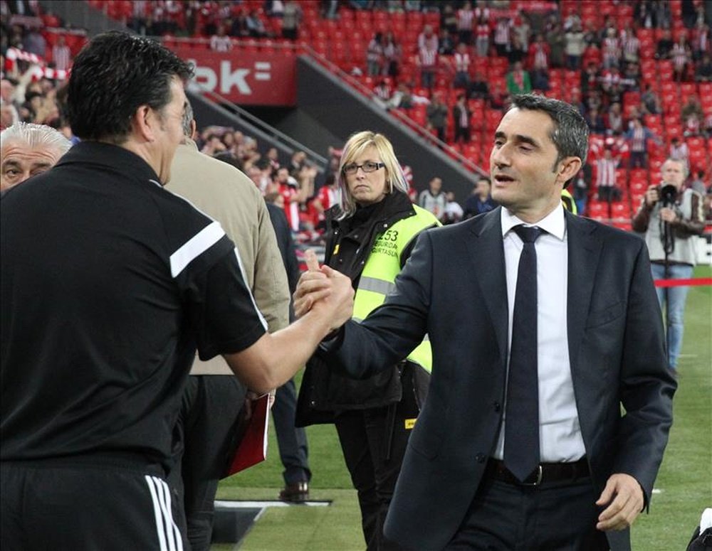 El entrenador del RB Linense, Rafael Escobar (i) saluda a su homólogo del Athletic de Bilbao, Ernesti Valverde, al comienzo del partido de vuelta de dieciseisavos de final de la Copa del Rey celebrado en San Mamés. EFE/Archivo