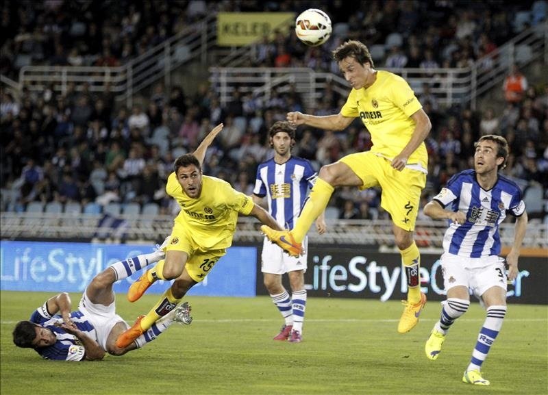 El centrocampista del Villarreal Tomás Pina (2d) remata de cabeza junto a Mikel González (d), de la Real Sociedad, durante uno de los partidos que ambos equipos disputaron en la pasada temporada de Liga. EFE/Archivo