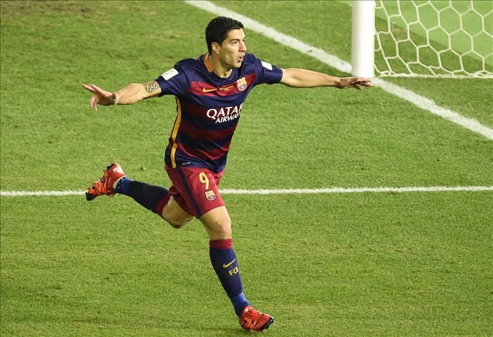 El jugador del Barcelona Luis Suarez celebra un gol durante la final del Mundial de Clubes de la FIFA 2015 ante el River Plate. EFE