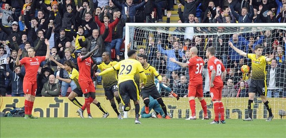 El jugador del Watford Nathan Ake (2I) logra su tercer gol durante el partido de la Premier League jugado en el Vicarage Road, Londres, Reino Unido. EFE/EPA
