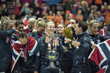 Las jugadoras de balonmano femenino noruego posan con la copa que les acredita como campeonas del Mundial de Balomano tras derrotar 23-31 a Holanda en la final disputada en Herning, Dinamarca. EFE