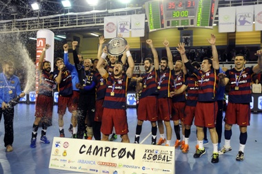 Los jugadores del FC Barcelona celebran la victoria frente al Naturhouse La Rioja en la final de la Copa ASOBAL de Balonmano disputada en León. EFE