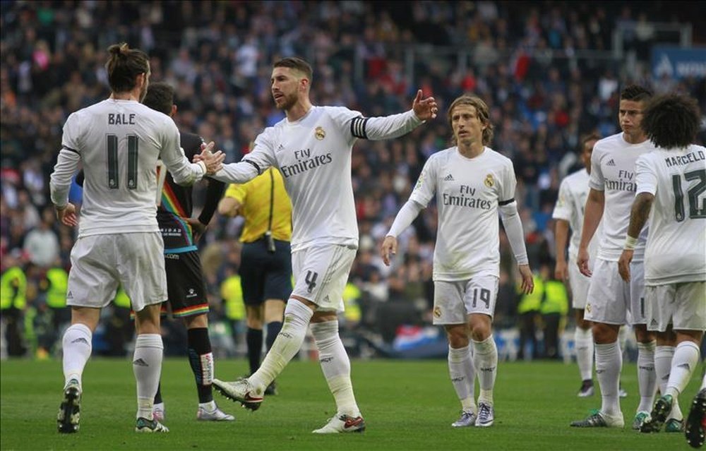 El centrocampista galés del Real Madrid Gareth Bale (i) celebra con su compañero Sergio Ramos la consecución del cuarto gol de su equipo al Rayo Vallecano, en partido de la decimosexta jornada de liga en Primera División que se disputó en el estadio Santiago Bernabéu. EFE