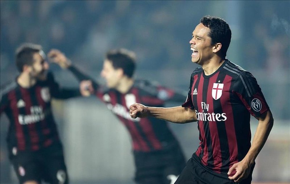 El delantero del Milan Carlos Arturo Bacca Ahumada celebra un gol durante el partido de la Serie A que han jugado Frosinone y Milan en el Matusa stadium de Frosinone, Italia. EFE/EPA