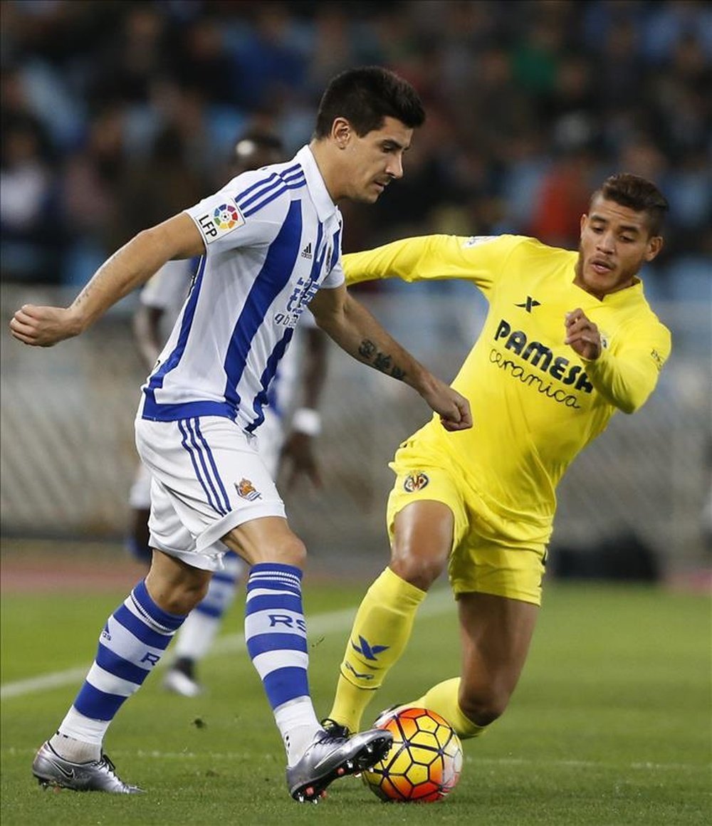 El defensa de la Real Sociedad Yuri Berchiche (i) lucha un balón con el centrocampista del Villarreal C.F Jonathan Dos Santos durante el partido de la decimosexta jornada de liga en Primera División en el estadio de Anoeta de San Sebastián. EFE