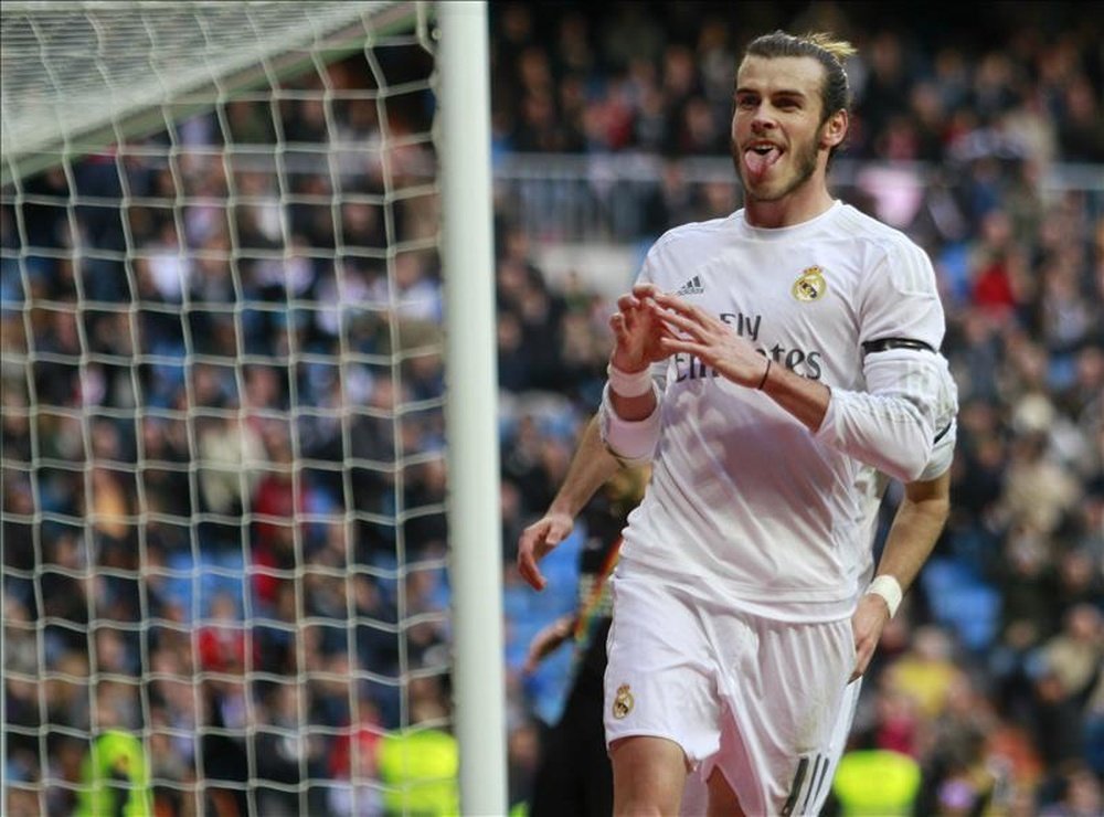 El centrocampista galés del Real Madrid Gareth Bale celebra la consecución del cuarto gol de su equipo al Rayo Vallecano, en partido de la decimosexta jornada de liga en Primera División que se disputó en el estadio Santiago Bernabéu. EFE