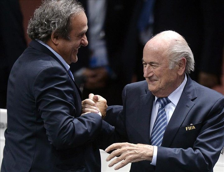 Michel Platini (d) e Joseph Blatter (e). EFE