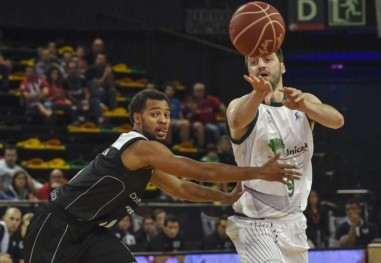 El base serbio del Unicaja Stefan Markovic (d) con el balón ante el base estadounidense del Dominion Bilbao Basket Clevin Hannah. EFE/Archivo