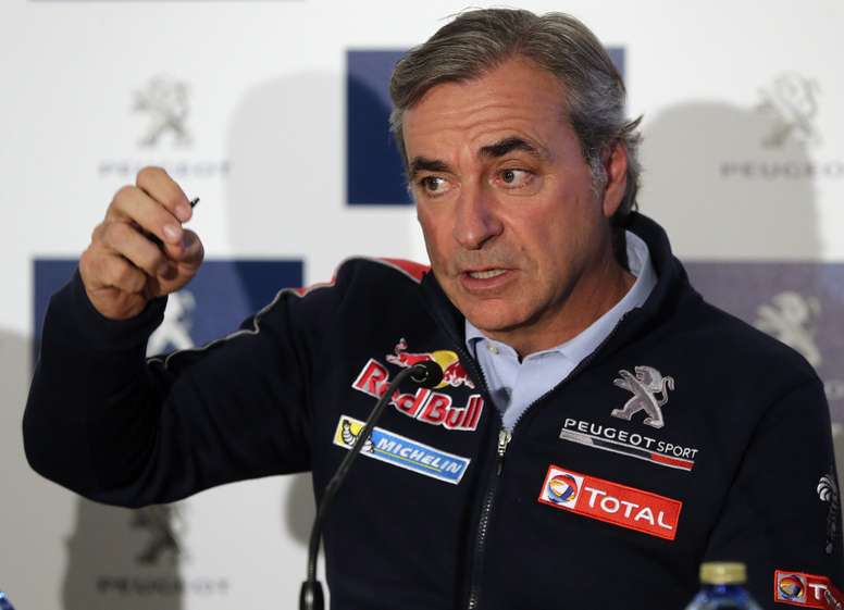 El piloto español Carlos Sainz (Peugeot), durante la rueda de prensa ofrecida hoy en Madrid antes de emprender viaje a Buenos Aires, desde donde el próximo 2 de enero partirá el Dakar 2016, que atravesará dos países, Argentina y Bolivia. EFE