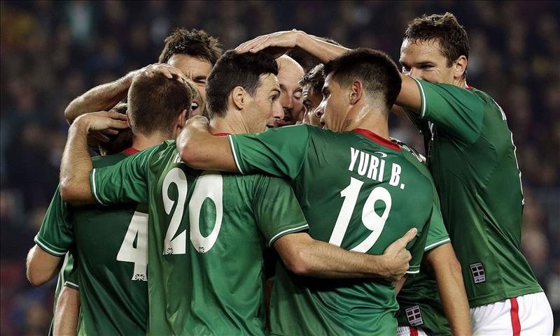 Los jugadores de la selección de Euskadi celebran el gol de Aduriz (20), durante el partido ante la selección de Catalunya que disputan esta noche en el Camp Nou, en Barcelona. EFE