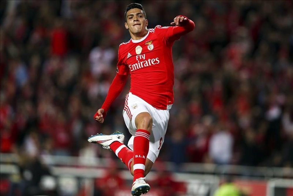 Raúl Jiménez ha vuelto a ser el salvador del Benfica en tierra hostil. EFE/Archivo