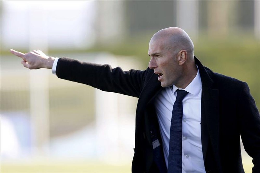 El entrenador del Real Madrid-Castilla, Zinedine Zidane, da instrucciones a sus jugadores en Valdebebas. EFE/Archivo