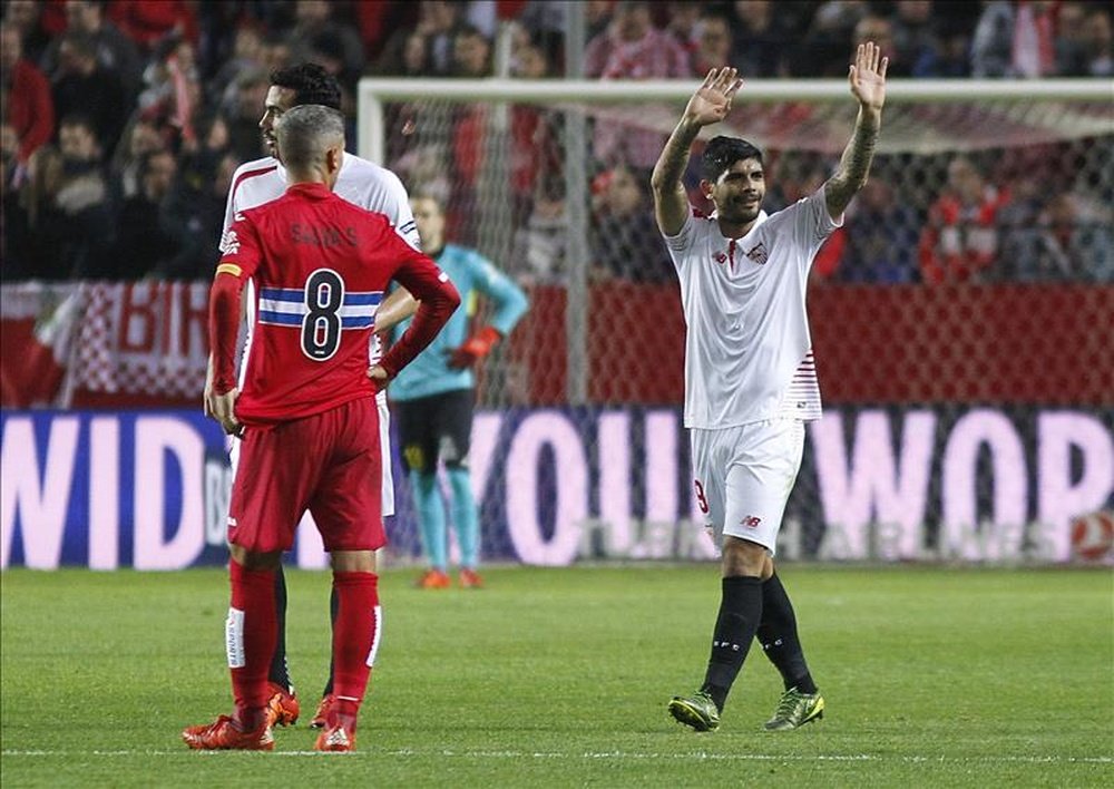 El centrocampista argentino del Sevilla FC Ever Banega celebra su gol, segundo de su equipo frente al RCD Espanyol, en el partido correspondiente a la decimoséptima jornada de liga disputado en el estadio Ramón Sánchez Pizjuán. EFE