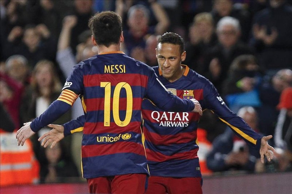 El delantero argentino del FC Barcelona Leo Messi (d) celebra con su compañero brasileño Neymar jr. el gol marcado al Real Betis, segundo para el conjunto azulgrana, durante el partido de la decimoséptima jornada de la Liga BBVA disputado en el estadio del Camp Nou de Barcelona. EFE