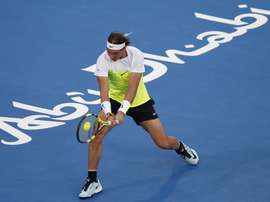 El tenista español Rafael Nadal devuelve la bola a su compatriota, David Ferrer, durante la semifinal del torneo de exhibición de Abu Dabi (Emiratos Árabes Unidos). EFE